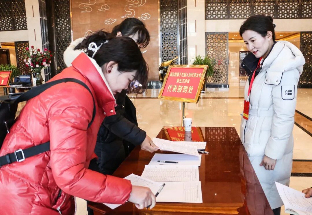 县人大代表向大会报到 为民“代言”有备而来