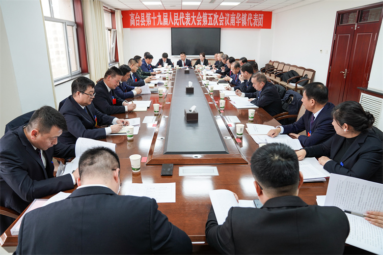 县人大代表分团审议政府工作报告及其他报告